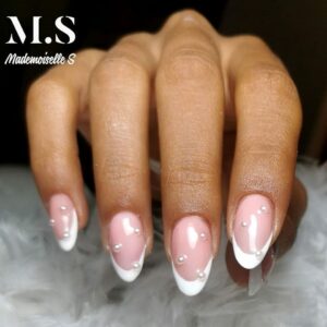 Pose de frenchmanucure avec décor perles