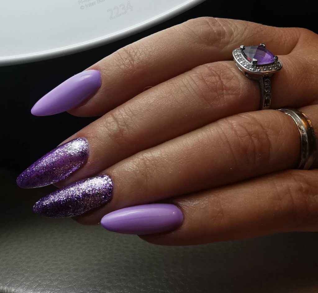 pose d'ongles technique chablon avec vernis violet