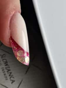 pose d'ongles avec la technique french