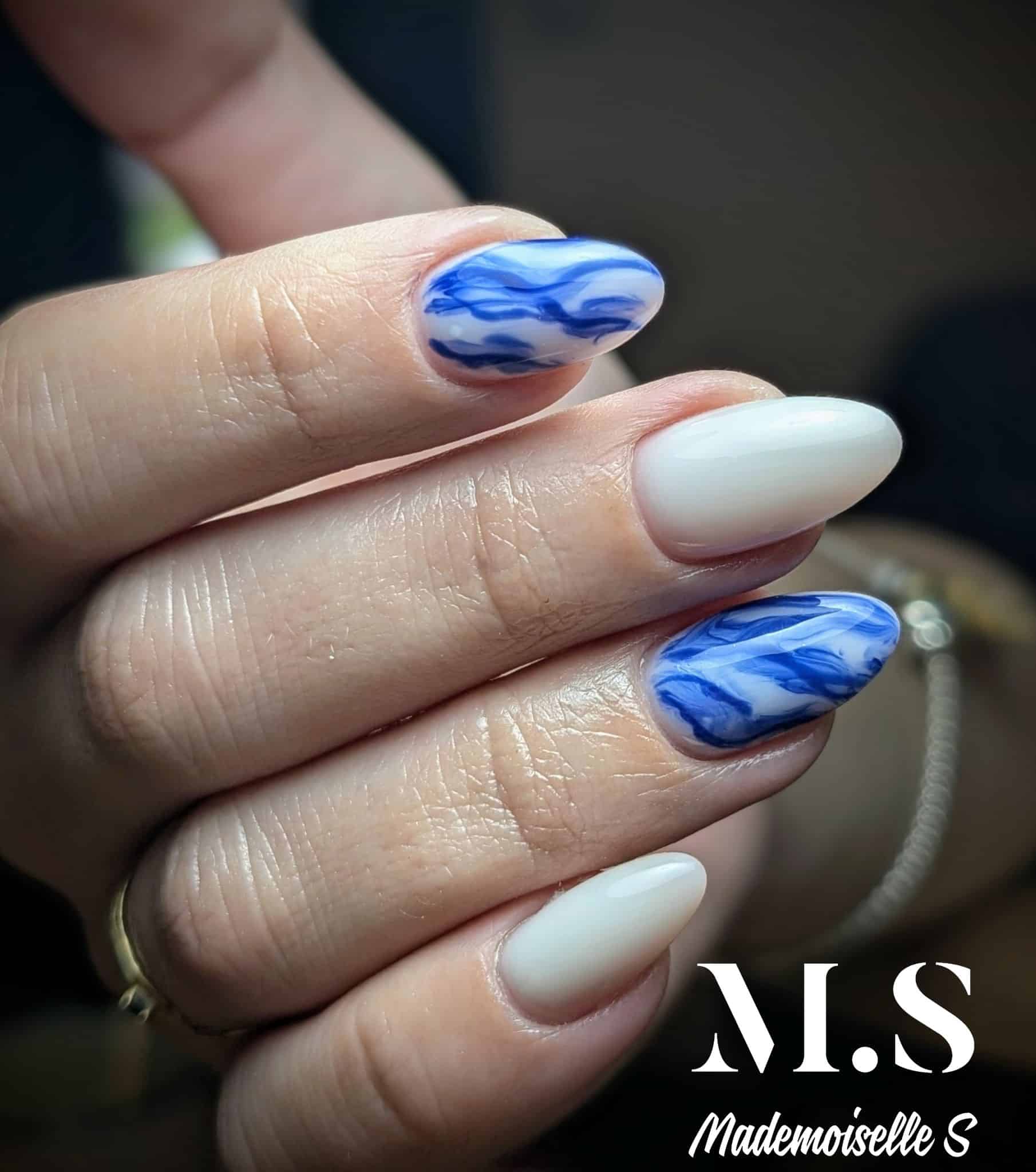 nail art avec effet marbrure bleu