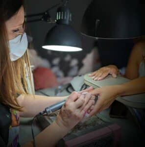 professionnelle des ongles travaillant à soultz en alsace