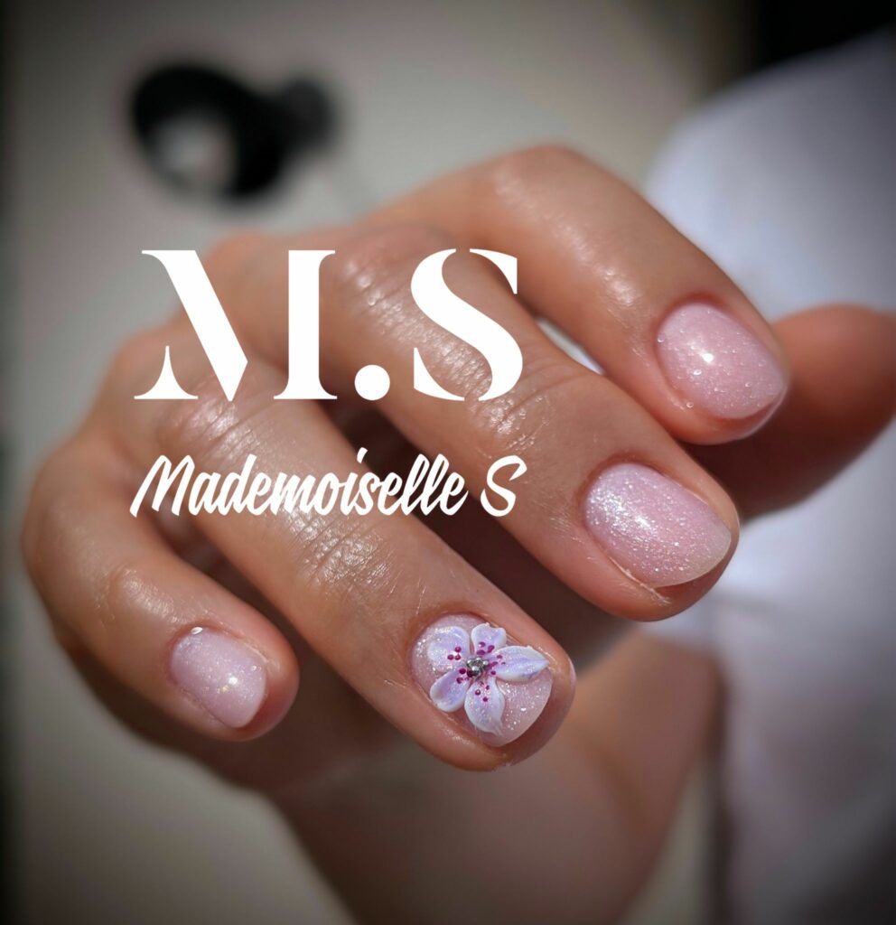 ongle avec deco ongle de fleur en relief