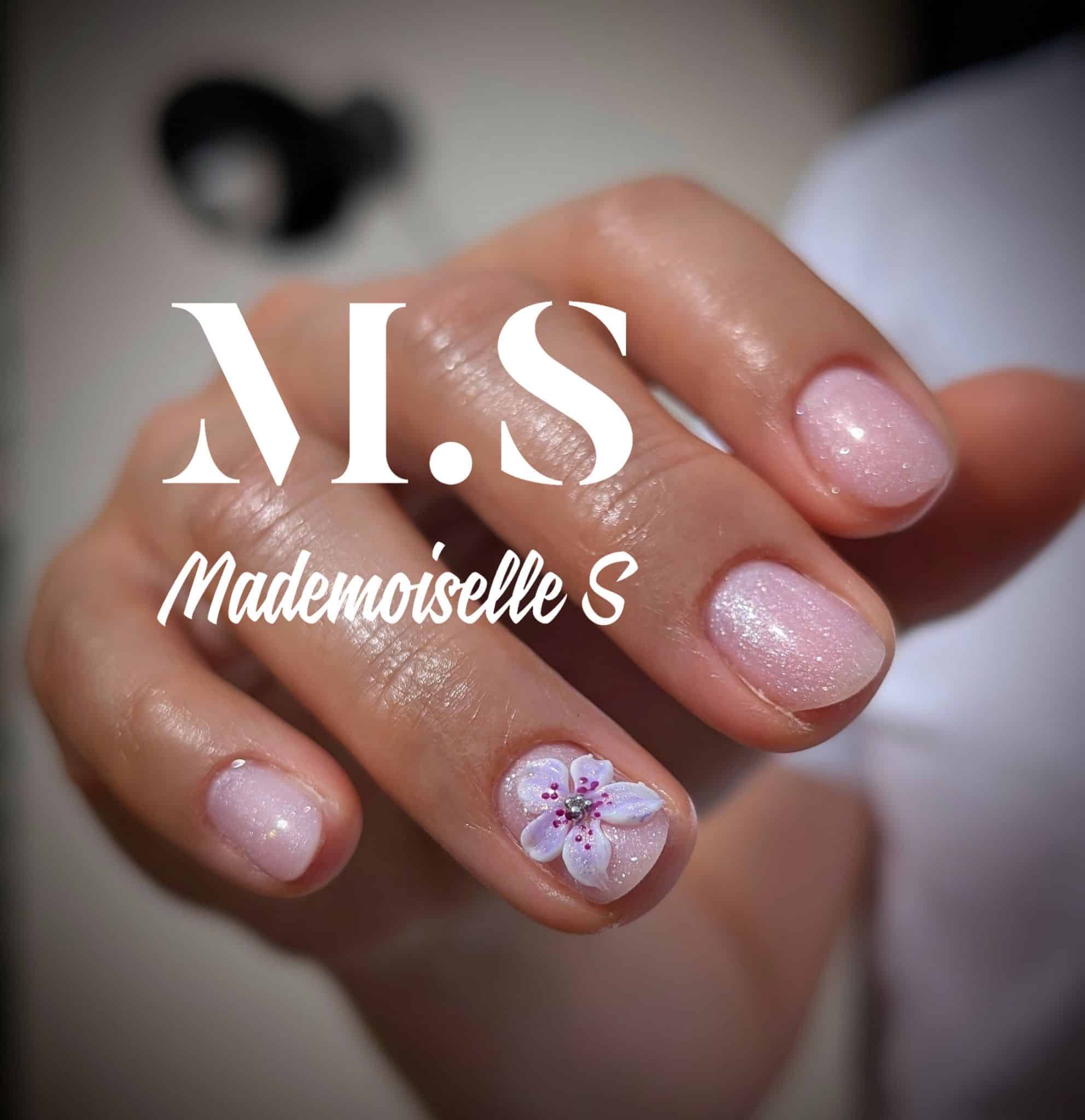 ongle avec deco ongle de fleur en relief