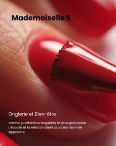 pinceau de vernis à ongle en train d'appliquer du vernis